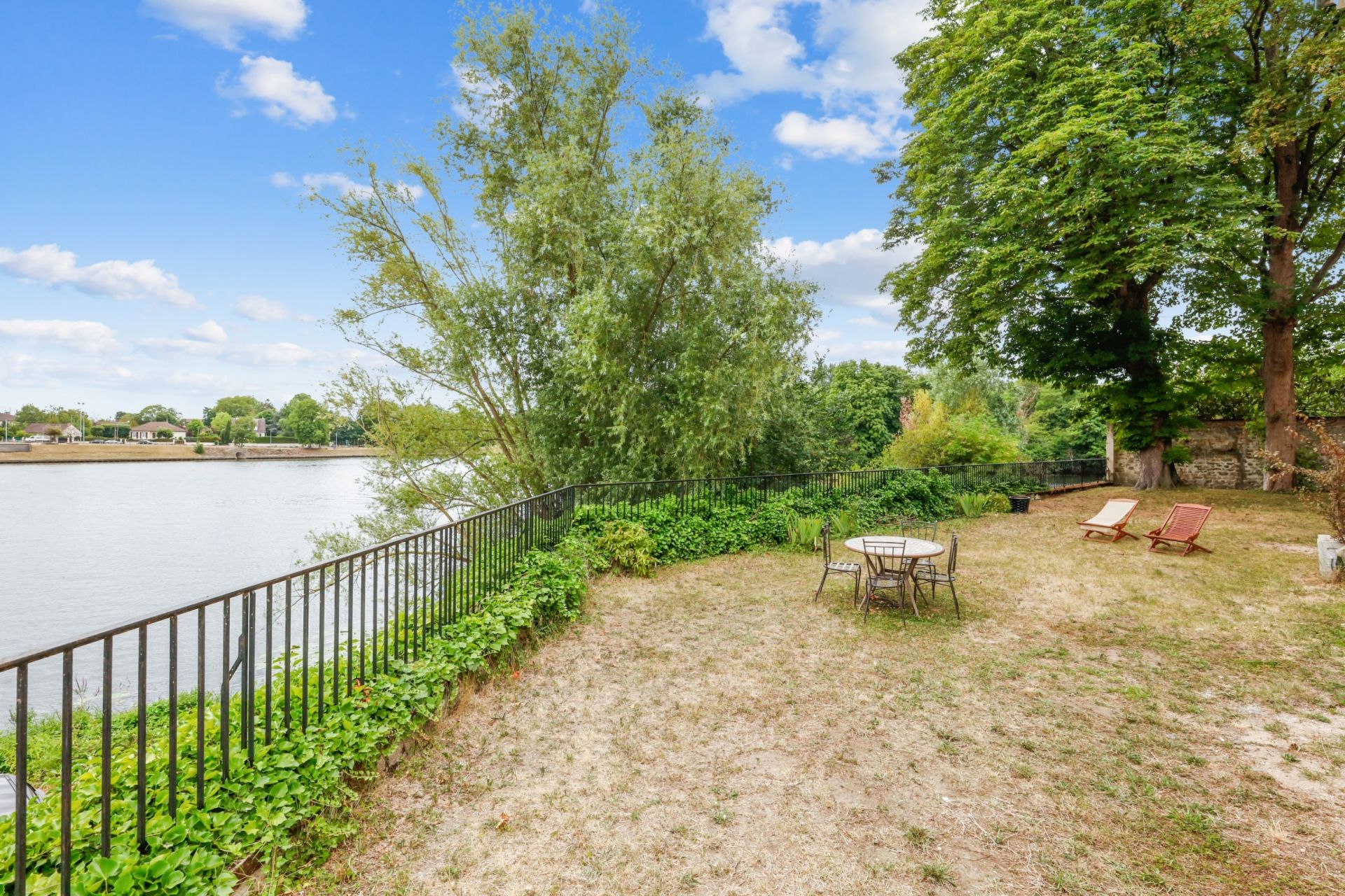 luxury apartment 3 Rooms for sale on MEULAN EN YVELINES (78250)