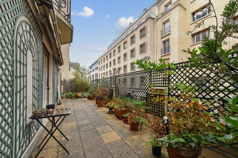 luxury apartment 5 Rooms for sale on PARIS (75016)
