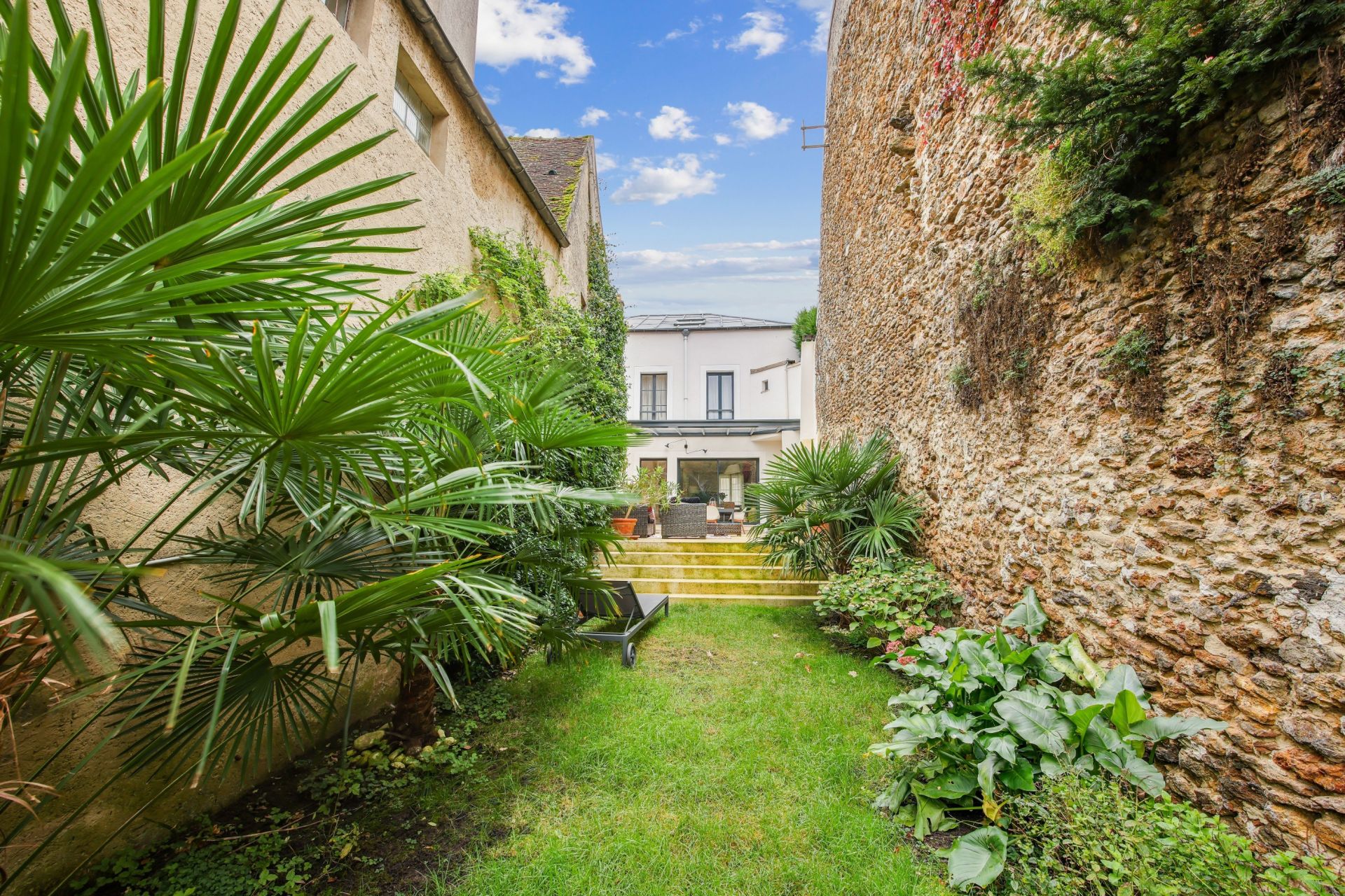 luxury house 6 Rooms for sale on MONTFORT L AMAURY (78490)