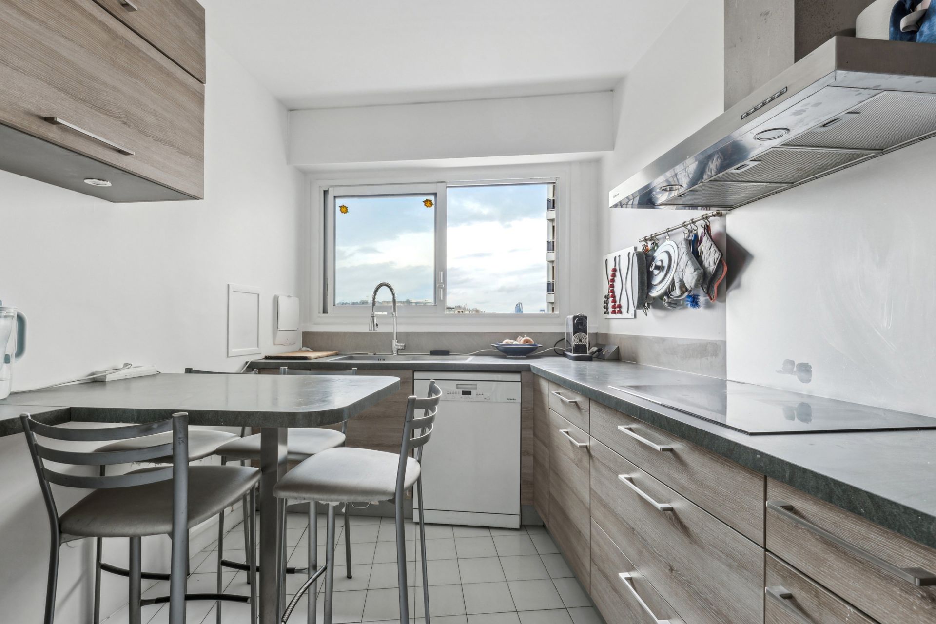 luxury apartment 5 Rooms for sale on ST CLOUD (92210)