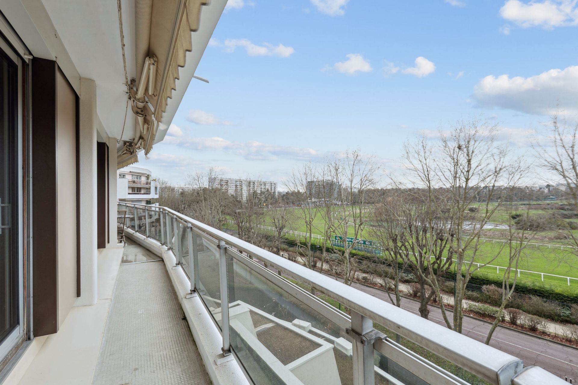 luxury apartment 5 Rooms for sale on ST CLOUD (92210)