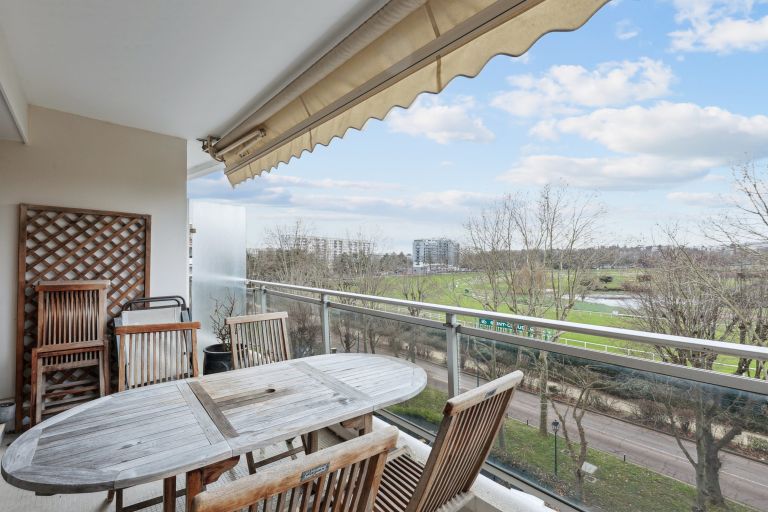 luxury apartment 5 Rooms for sale on ST CLOUD (92210)