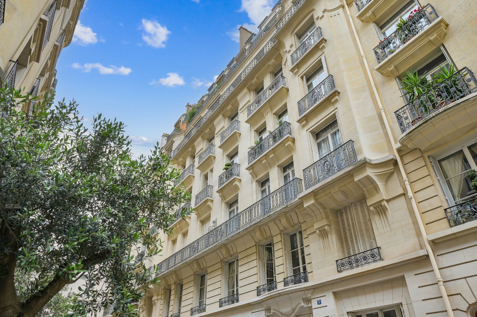 luxury apartment 5 Rooms for sale on PARIS (75017)
