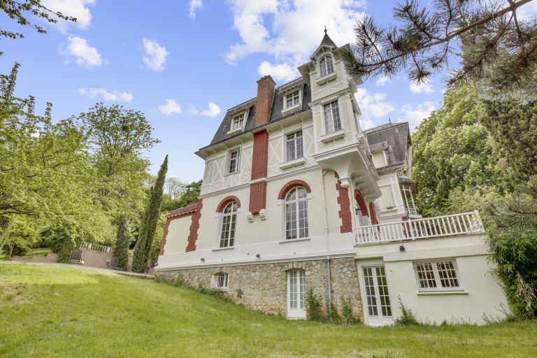 luxury house 11 Rooms for rent on LOUVECIENNES (78430)