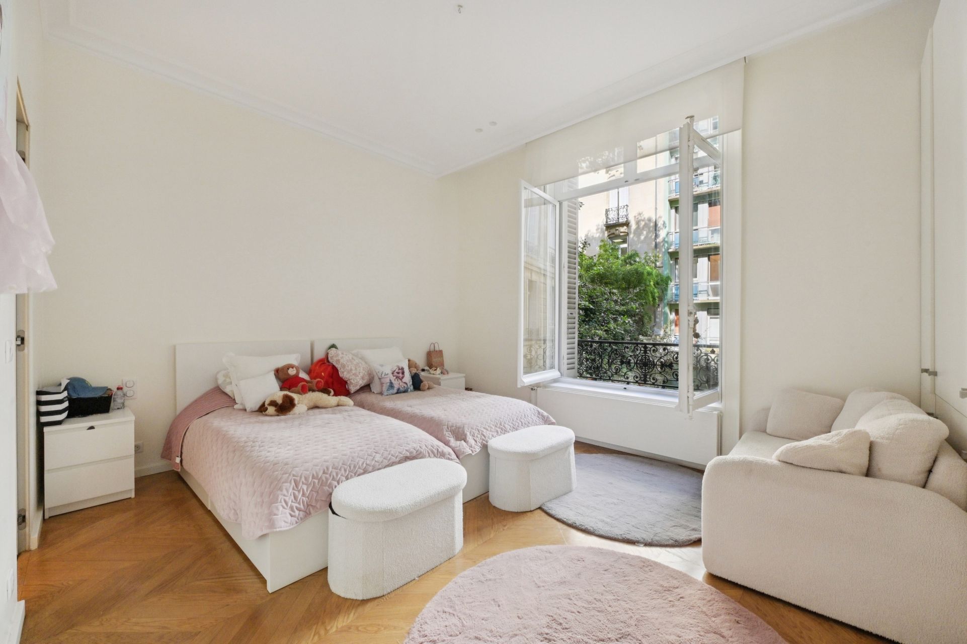 luxury apartment 6 Rooms for sale on PARIS (75008)
